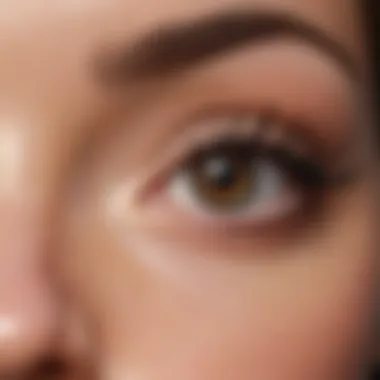Illustration of eyelashes before and after using a growth serum